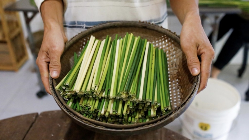 越南有人用“草饮管”。